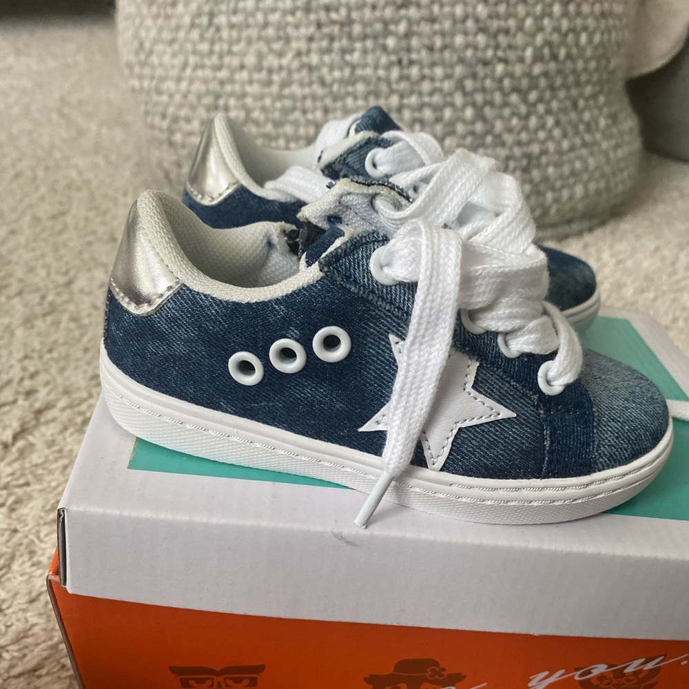 Hoo Sneakers